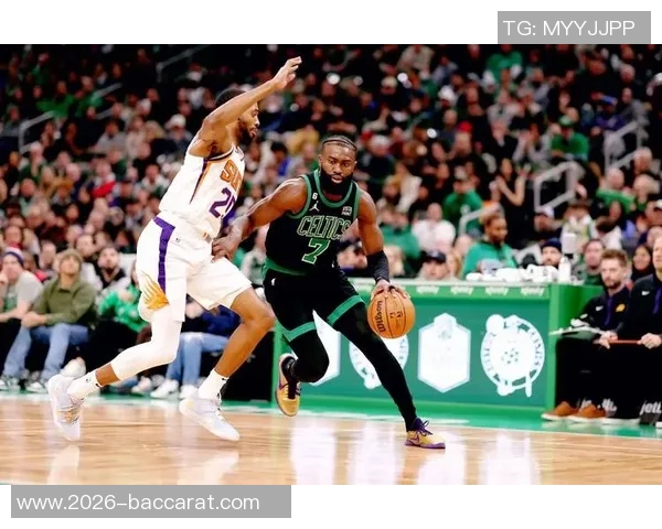 杰伦布朗谈第三节被撤下先发感到不满但尊重教练的战术选择